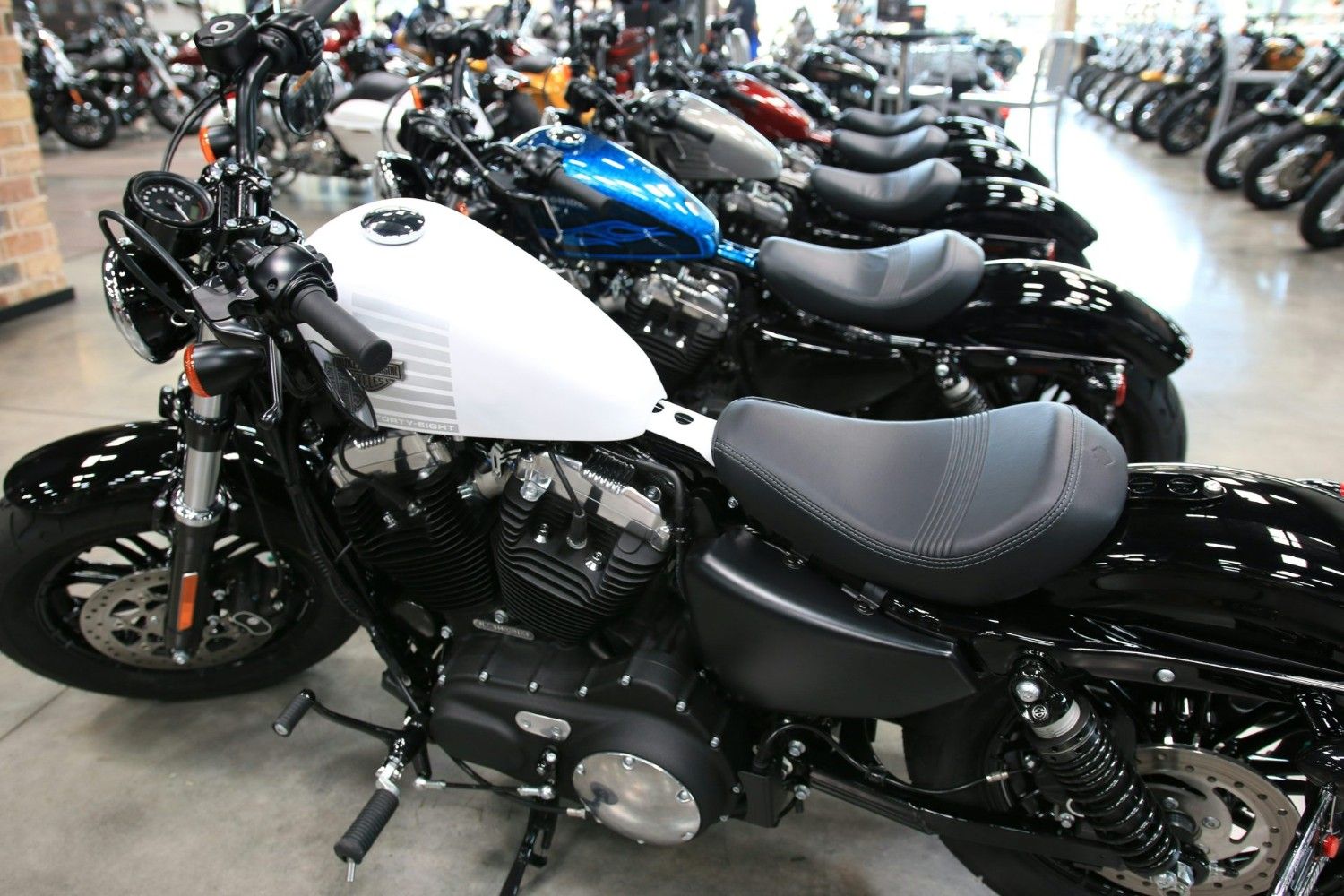eine Reihe nebeneinander geparkter Motorräder