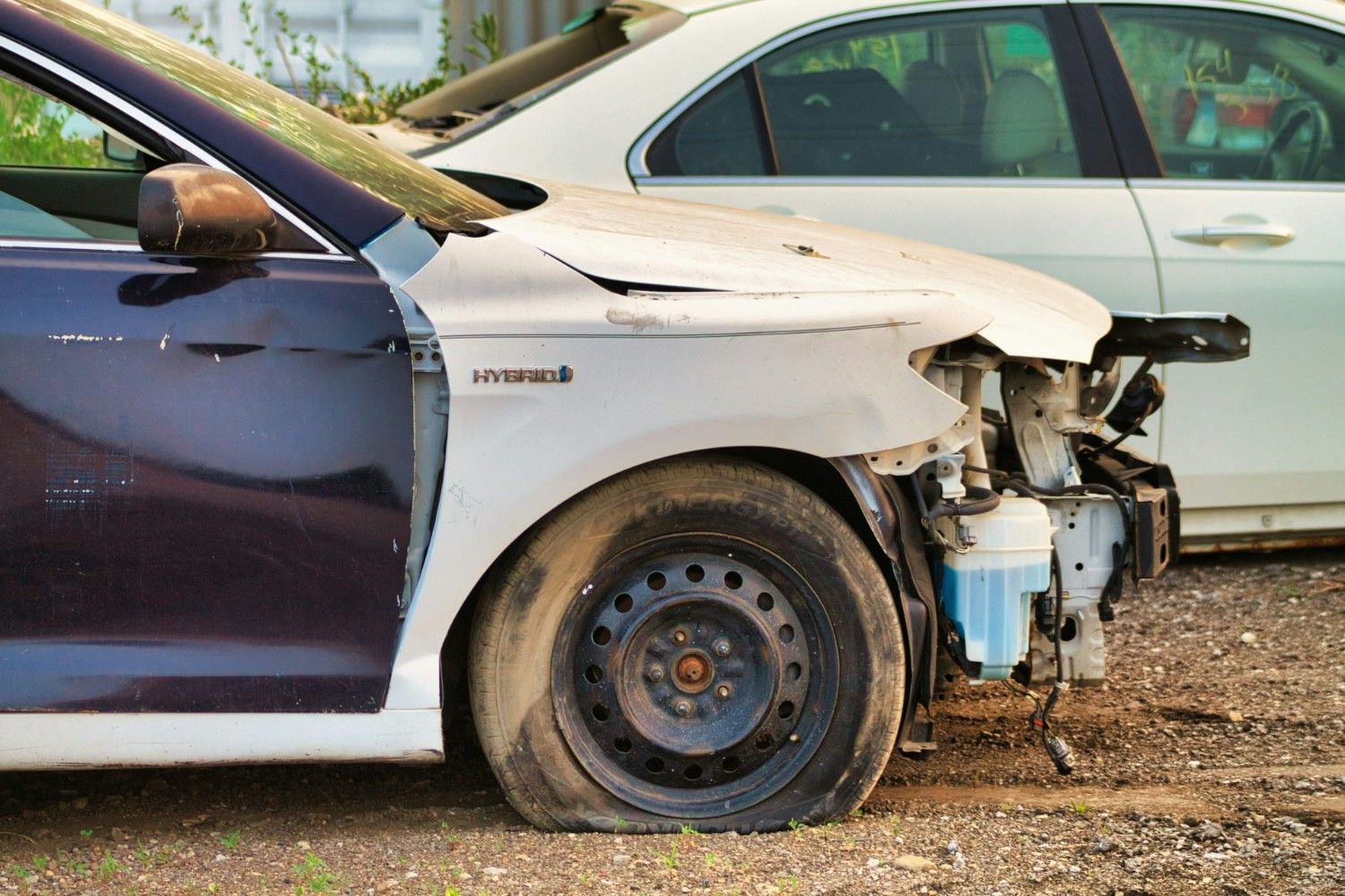 ein Auto, das im Dreck steht