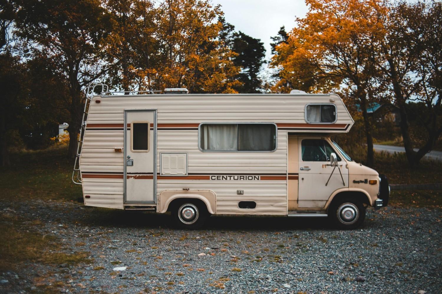 brauner Centurion Wohnmobil-LKW