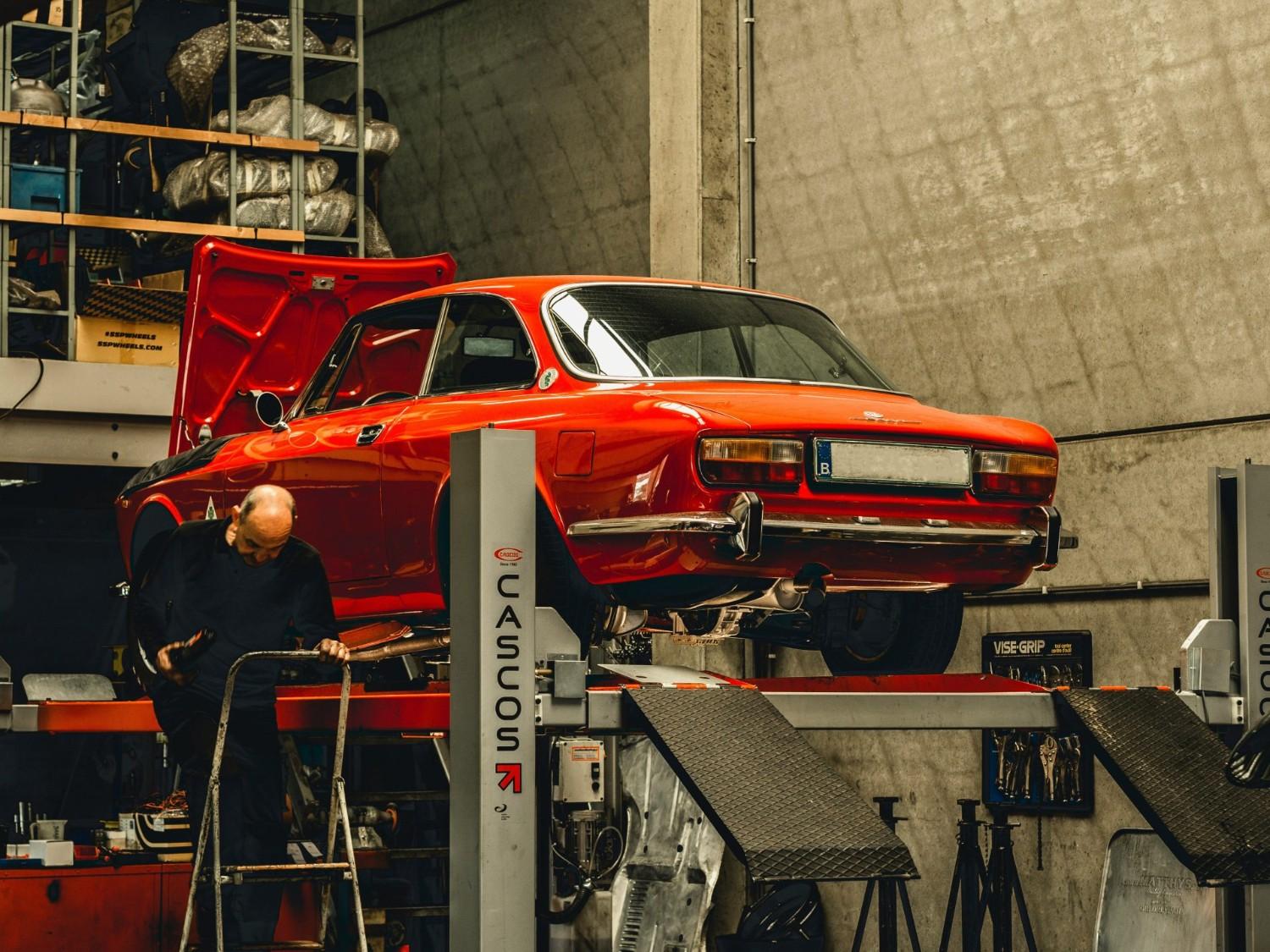 geparktes rotes Auto